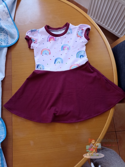 výrobek Dívčí šaty s balónovým rukávem a půlkolovou sukní 