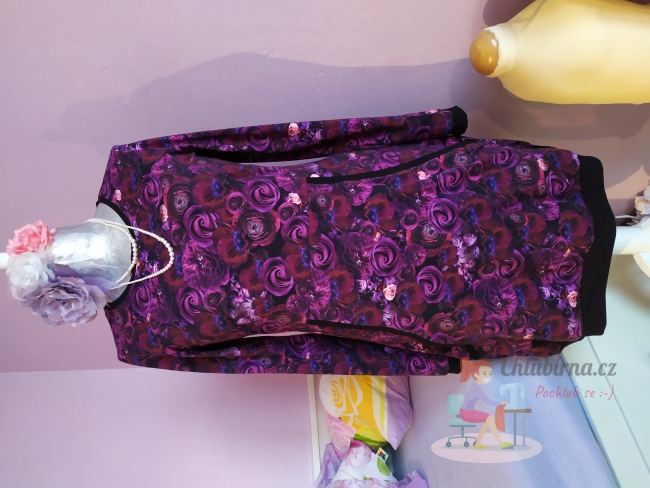 výrobek šaty z fialových květů